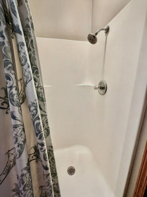 Douche, sèche-cheveux, serviettes fournies
