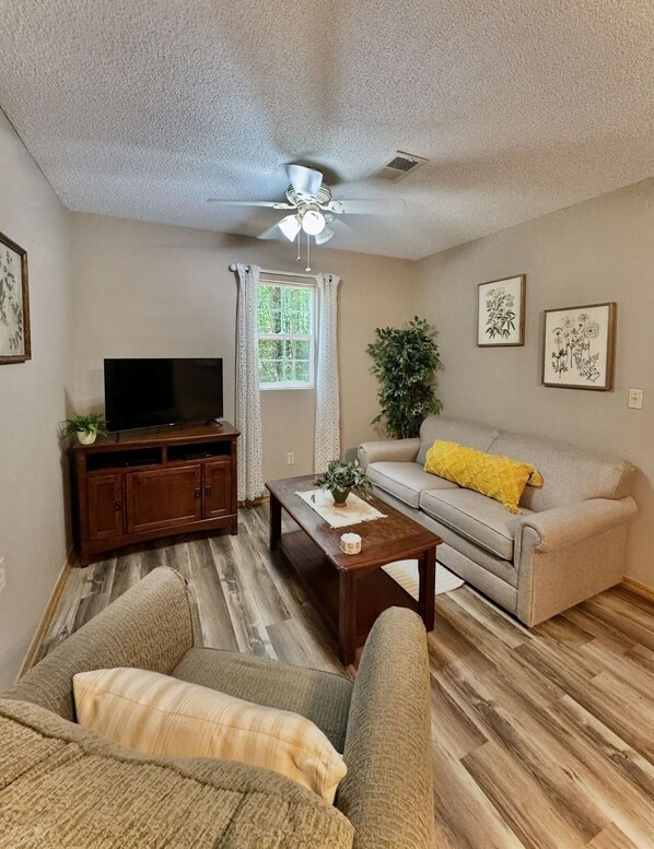 TV, books - Timberline Cabins - Wildwood Cottage - Hot tub, Pets (Cambridge)