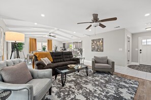 Televisor intel·ligent, taula de tennis de taula, llibres i oficines 