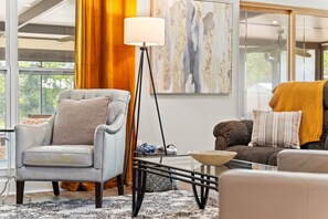 Una Smart TV, una mesa de tenis de mesa, libros, una oficina