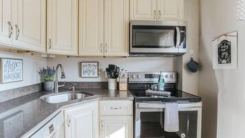 Coffee/tea maker, fridge, microwave, oven