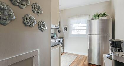 The Serendipity Suite: Desk, EV, Walk Downtown