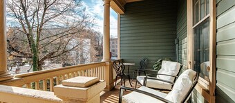 The Serendipity Suite: Desk, EV, Walk Downtown
