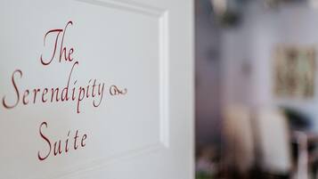 Ein Schild mit dem Text 'The Serendipity Suite', das den Namen eines Hotelzimmers oder einer Suite angibt.