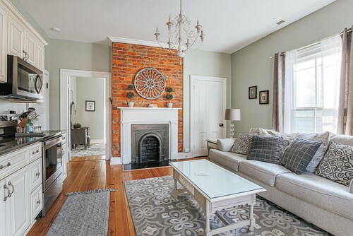 The Bons Amis Suite: Chic Decor, Walk Downtown