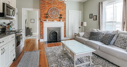 The Bons Amis Suite: Chic Decor, Walk Downtown