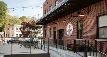 The Bons Amis Suite: Chic Decor, Walk Downtown