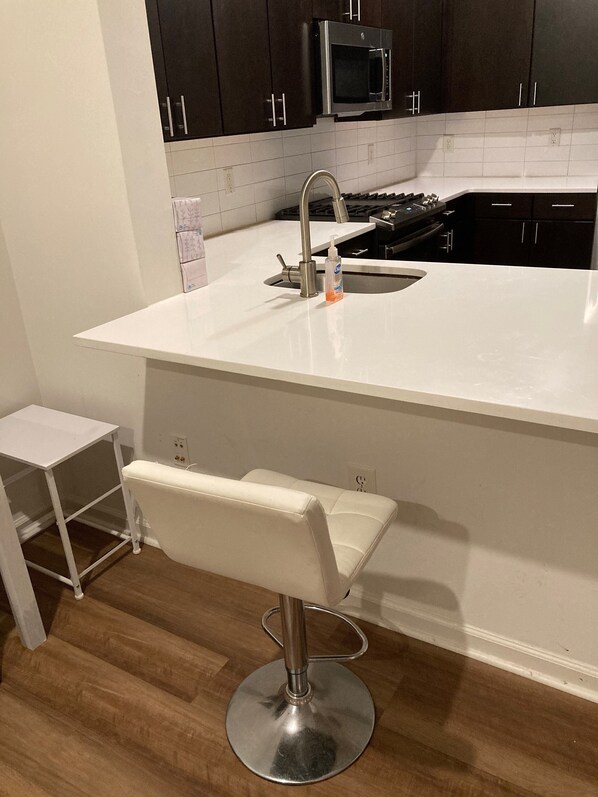 Fridge, microwave, oven, stovetop - Jersey City Exchange Place Waterfront 1B1B residence 10 min to New York CIty. (Jersey City)