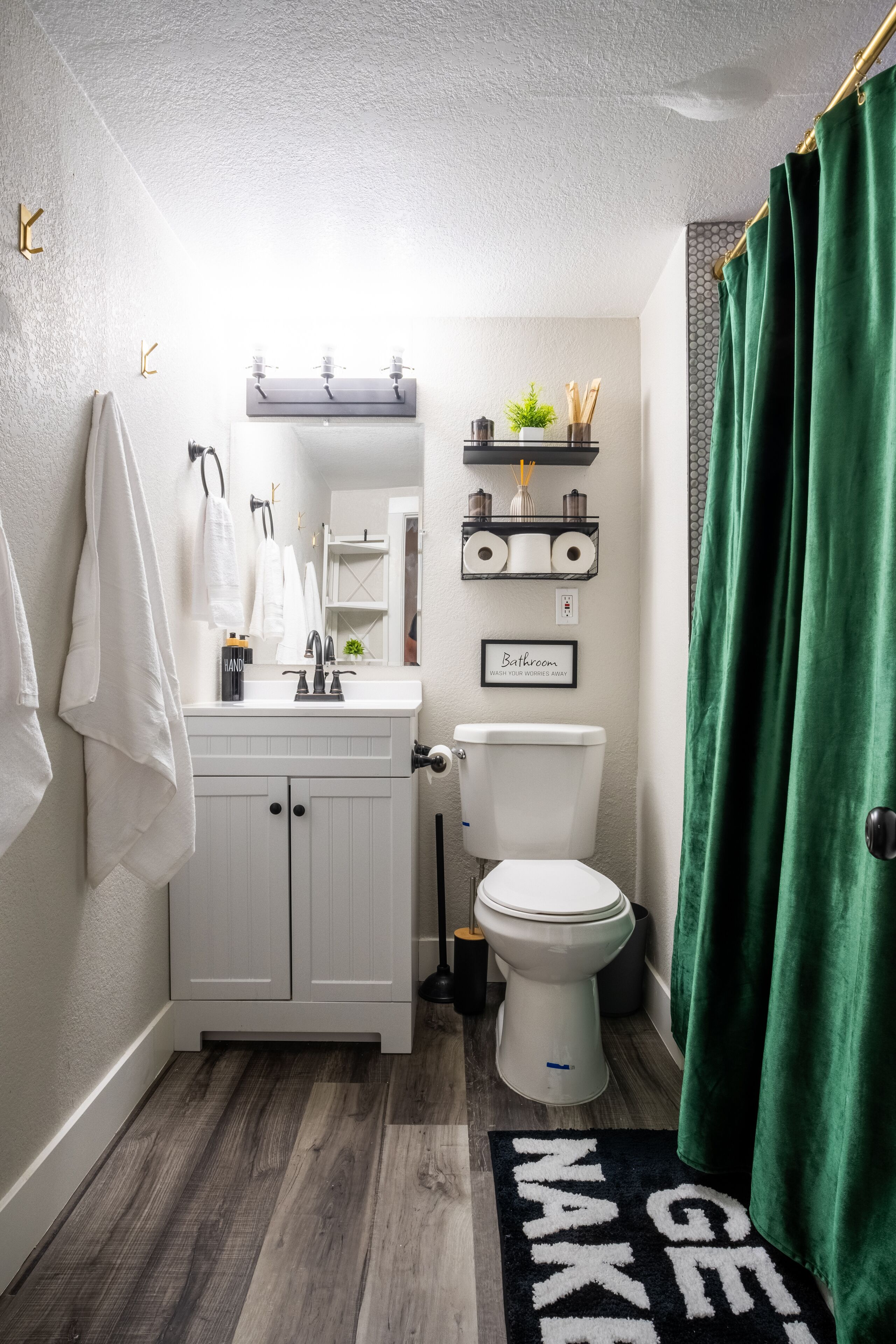 Red Rocks Basecamp: Modern 2BD, 1BA Basement Retreat in Lakewood!