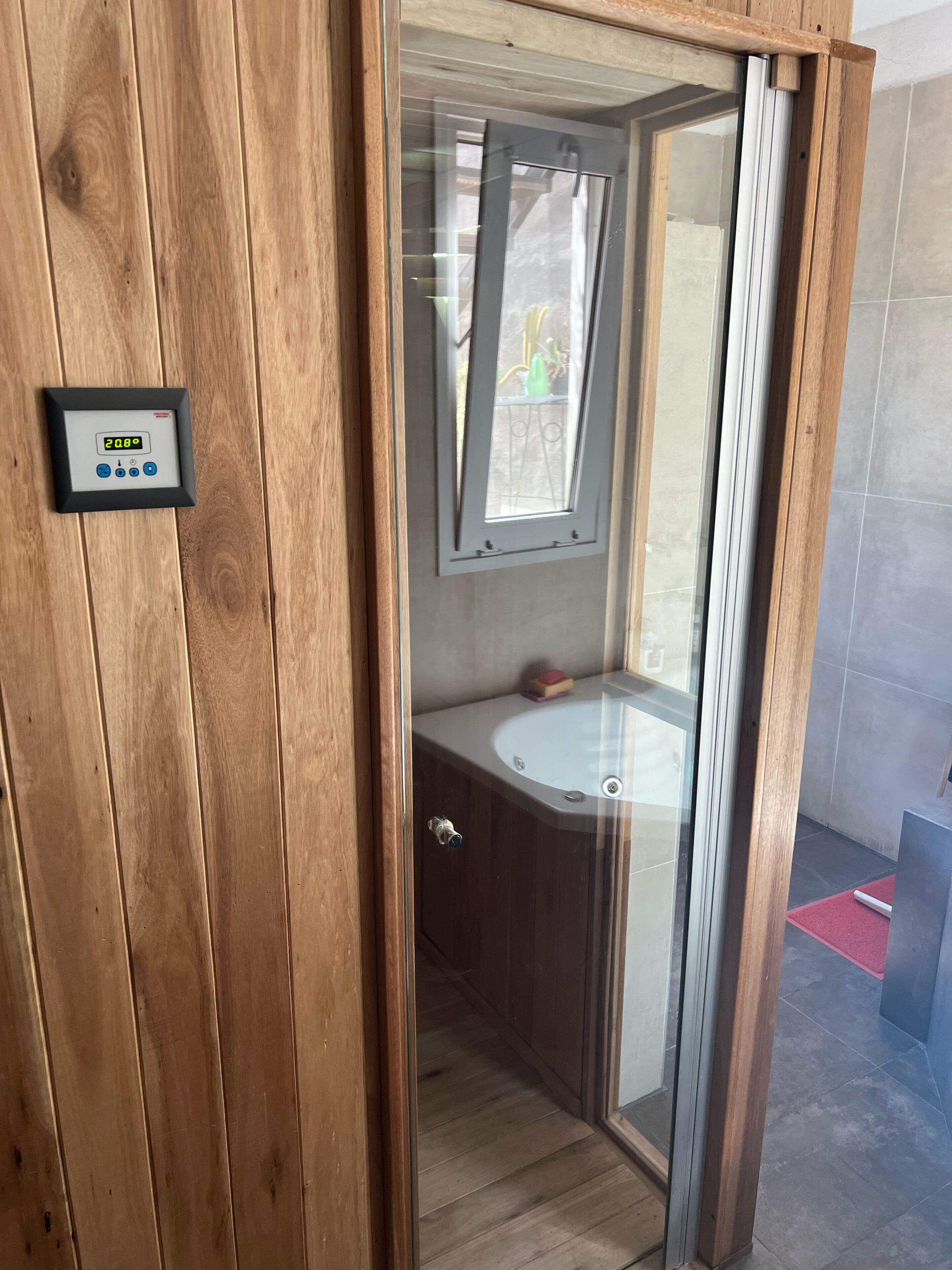 Secador de pelo, toallas, jabón, papel higiénico