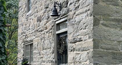 Ironmaster Mansion — 1700's historic stone guest house with creek view