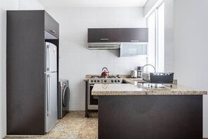 Kühlschrank, Mikrowelle, Ofen, Herdplatte