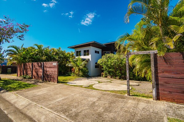 Property grounds - Walk to beach/Ocean views/with AC/Modern, Spacious/Short drive to Haleiwa town (Haleiwa)