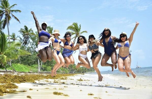 Accommodatie ligt op het strand, ligstoelen, strandlakens