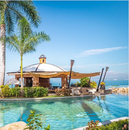 Deluxe Room
Unparalleled ocean views from suite’s private terraces