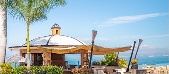 Deluxe Room
Unparalleled ocean views from suite’s private terraces