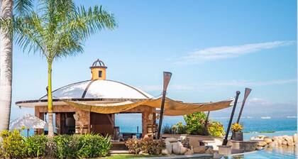 Deluxe Room
Unparalleled ocean views from suite’s private terraces