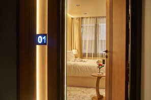Deluxe Room | Hypo-allergenic bedding, pillowtop beds, minibar, in-room safe - Gold's Pyramids Hotel (Giza)