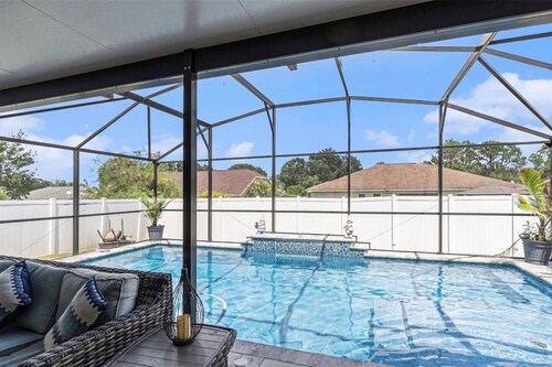 Relax in Heated Saltwater Pool w/ Screened Lanai