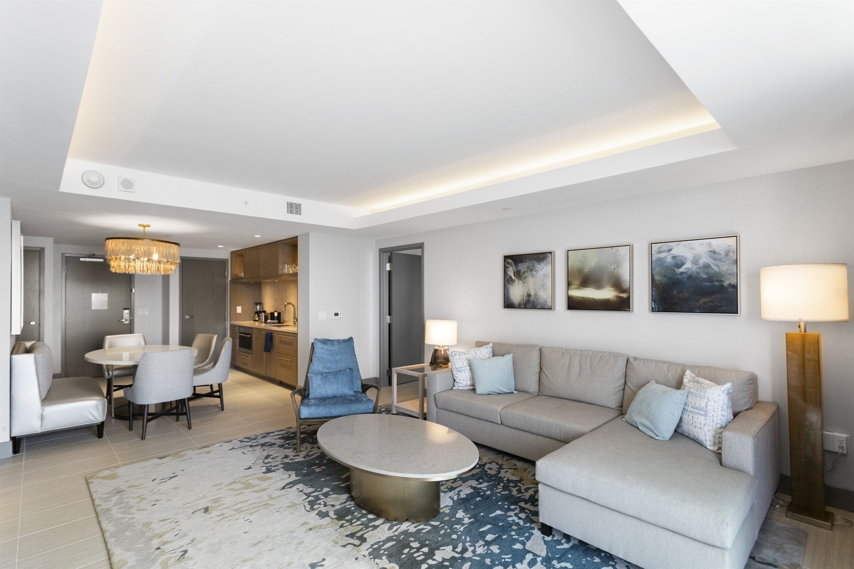 Un salon moderne avec un canapé, une table basse et un coin repas.