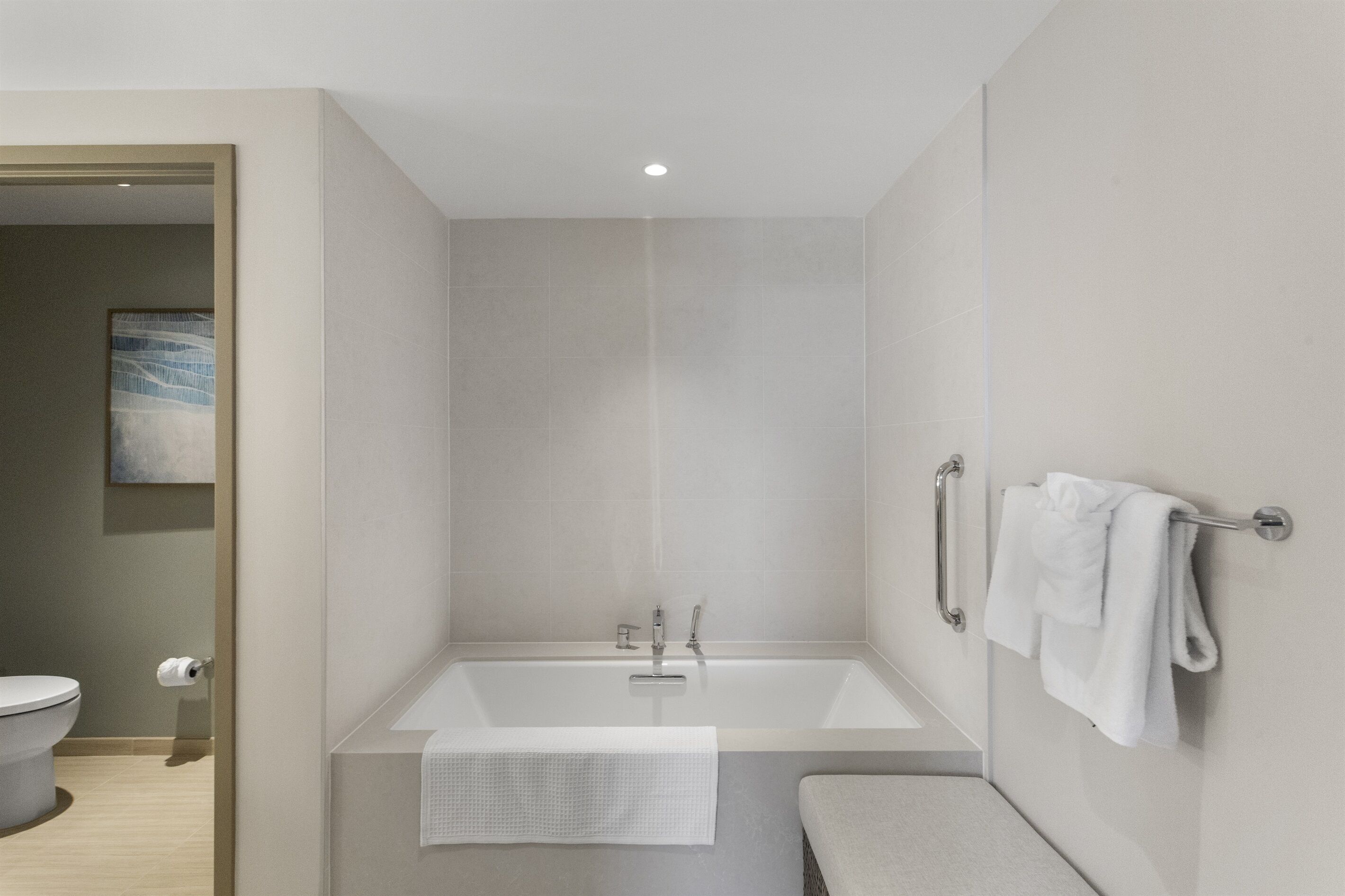 Ein modernes Badezimmer mit Badewanne, Toilette und Duschbereich.