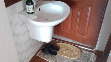 Casa | Baño | Regadera y toallas