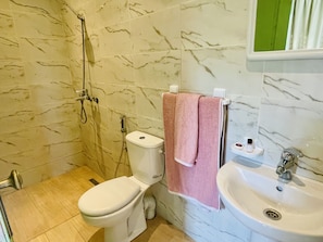 Hair dryer, shampoo, toilet paper - Sunny Escape at Villa Baddi: Poolside Relaxation - air-conditioned rooms & Pool (Marrakesh)