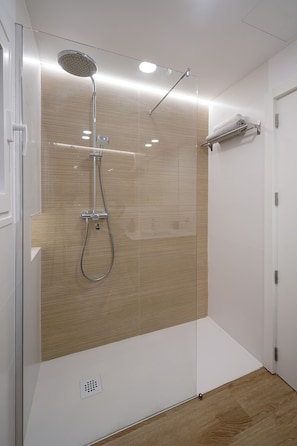 Haartrockner, Handtücher, Seife, Toilettenpapier