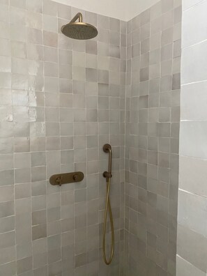 Secadora de cabello, toallas, jabón, papel de baño 