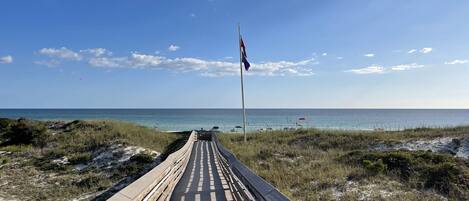Chaises longues, serviettes de plage