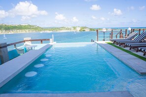 Piscine extérieure, parasols de plage, chaises longues