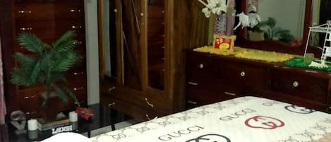 1 habitación, tabla de planchar con plancha, wifi y ropa de cama