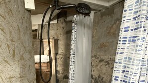 Douche, serviettes fournies, savon, shampoing