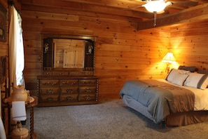 3 soverom, skrivebord, strykejern/-brett og sengetøy