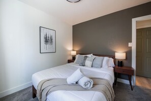 6 bedrooms, iron/ironing board, travel crib, WiFi - Sleeps 16 - Minutes to Downtown DENVER! Red Rocks! Great Backyard! (Denver)