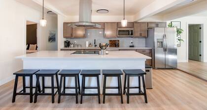 Sleeps 16 - Minutes to Downtown DENVER! Red Rocks! Great Backyard!