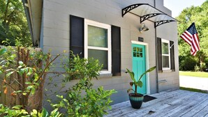 A house with a turquoise door, a number 1164 sign, and an American flag. - Teal Door Inn-With Fire Pit! (Charleston)