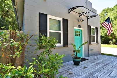 Teal Door Inn-With Fire Pit!