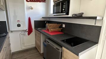 Réfrigérateur, micro-ondes, plaque de cuisson, cafetière/bouilloire