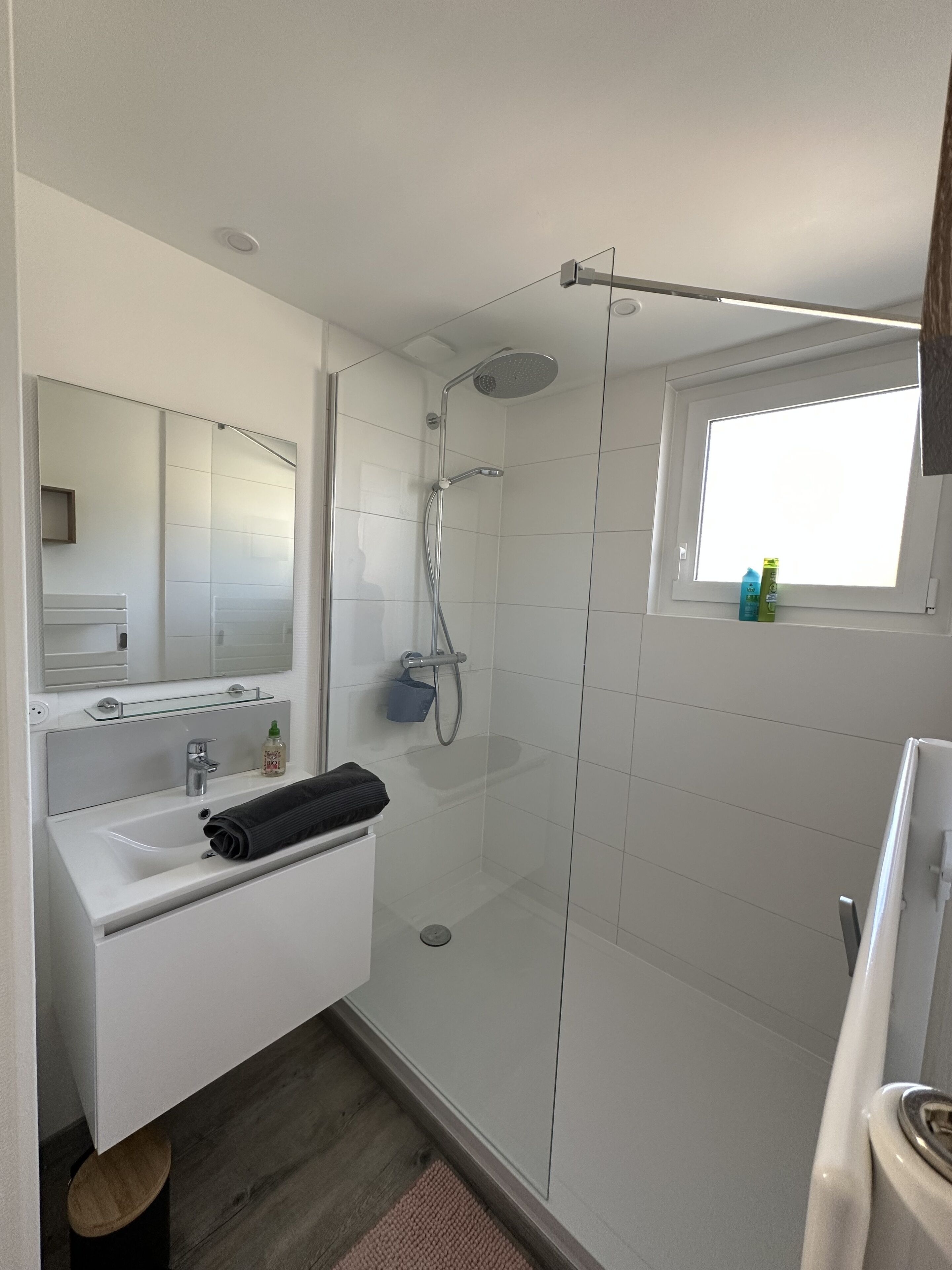 Een douche, een haardroger, handdoeken, zeep