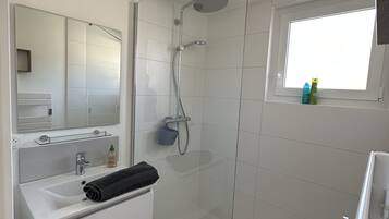 Een douche, een haardroger, handdoeken, zeep
