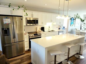 Mikrobølgeovn, ovn, kokeplater og oppvaskmaskin