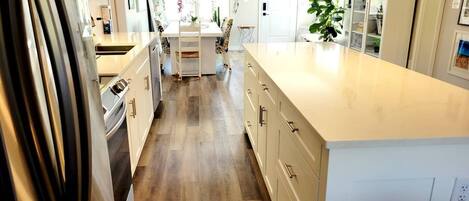 Micro-ondes, four, plaque de cuisson, lave-vaisselle