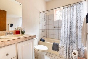 Handtücher, Seife, Shampoo, Toilettenpapier