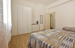 2 dormitoris, planxa i posts de planxar i un bressol de viatge