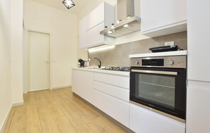 Køleskab, mikrobølgeovn, kogeplade, køkkentøj/tallerkener/redskaber
