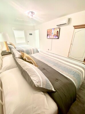 3 habitaciones, tabla de planchar con plancha, wifi y ropa de cama 