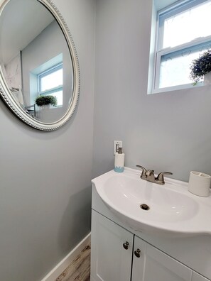 Douche, séchoir à cheveux, serviettes fournies, savon