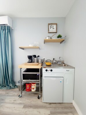 Geladeira, micro-ondas, cooktop, cafeteira/chaleira