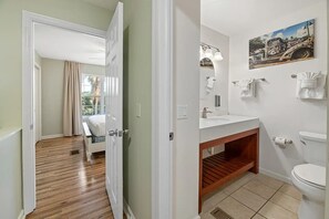 Handdukar, tvål och toalettpapper